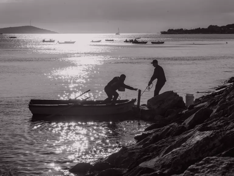 Pescadores en la caleta al amanecer
